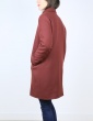 patron de couture Manteau Merci dans lainage Bordeaux Pretty Mercerie, version boutonnée froufrou de poche, vue de 3/4 dos