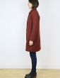 patron de couture Manteau Merci dans lainage Bordeaux Pretty Mercerie, version boutonnée froufrou de poche, vue de profil