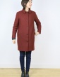 patron de couture Manteau Merci dans lainage Bordeaux Pretty Mercerie, version boutonnée froufrou de poche, vue de face en pied