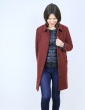 patron de couture Manteau Merci dans lainage Bordeaux Pretty Mercerie, version boutonnée froufrou de poche, vue de face manteau ouvert