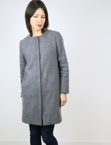 Manteau Merci dans lainage girs, version zippée et dos fantaisie, vue de face