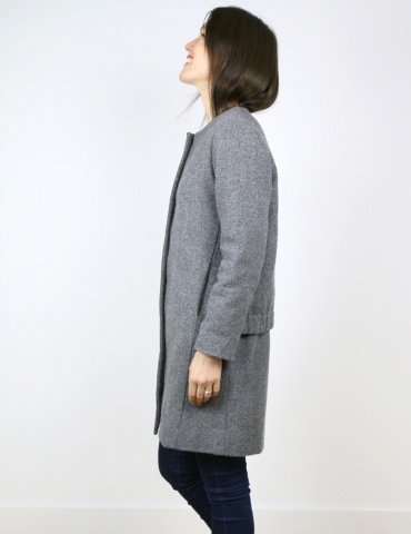 Manteau Merci dans lainage girs, version zippée et dos fantaisie, vue de profil