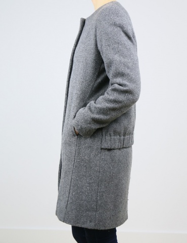 Manteau Merci dans lainage girs, version zippée et dos fantaisie, vue de profil focus poche et dos fantaisie