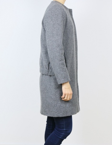 Manteau Merci dans lainage girs, version zippée et dos fantaisie, vue rapprochée de profil