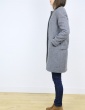 patron de couture Manteau Merci dans lainage girs, version zippée et dos fantaisie, vue de profil mains dans les poches
