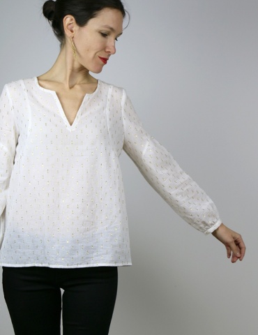 Blouse Petites Choses dans un voile de coton blanc brodé or Anna Ka Bazaar, version V devant et dos, vue de face