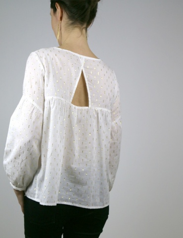 Blouse Petites Choses dans un voile de coton blanc brodé or Anna Ka Bazaar, version V devant et dos, vue de dos