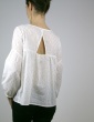 patron de couture Blouse Petites Choses dans un voile de coton blanc brodé or Anna Ka Bazaar, version V devant et dos, vue de dos
