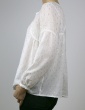 patron de couture Blouse Petites Choses dans un voile de coton blanc brodé or Anna Ka Bazaar, version V devant et dos, vue de profil