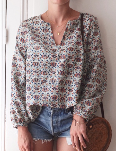 Blouse Petites Choses dans un coton imprimé indien de chez Anna Ka Bazaar, version V devant et dos, vue de face