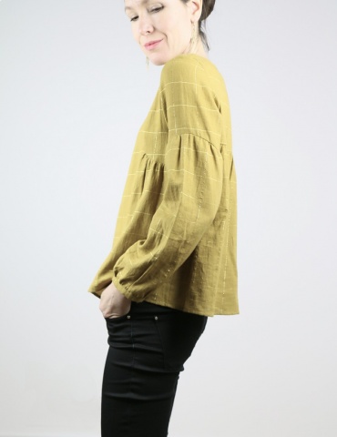 Blouse Petites Choses en coton jaune-vert rayé or Henri & Henriette, version décolleté goutte et dos plein, vue de profil