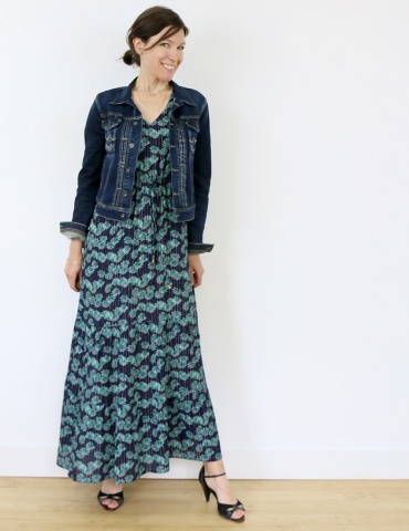 Robe Helios version longue et petites manches, dans une viscose marine et verte , porté avec une veste en jean