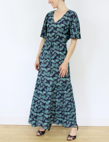 Robe Helios version longue et petites manches, dans une viscose marine et verte Les Coupons de Saint Pierre, vue de 3/4 en pied