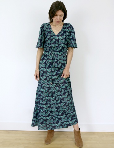 Robe Helios version longue et petites manches, dans une viscose marine et verte Les Coupons de Saint Pierre, vue de face en pied