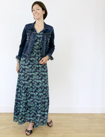 Robe Helios version longue et petites manches, dans une viscose Les Coupons de Saint-Pierre, porté avec une veste en jean