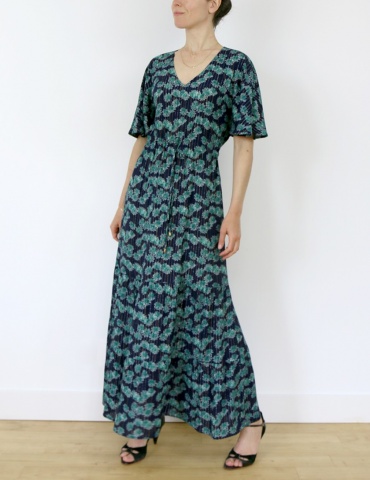 Robe Helios version longue et petites manches, dans une viscose marine et verte Les Coupons de Saint Pierre, vue de face 3/4