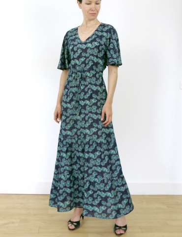 Robe Helios version longue et petites manches, dans une viscose marine et verte , vue de face en mouvement