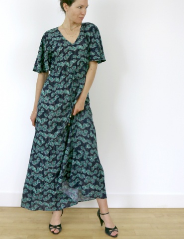 Robe Helios version longue et petites manches, dans une viscose marine et verte , vue de 3/4