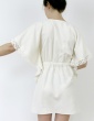 patron de couture Robe Helios version courte et grandes manches, en soie blanc cassé avec galon de dentelle, vue de dos