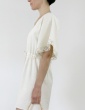 patron de couture Robe Helios version courte et grandes manches, en soie blanc cassé avec galon de dentelle, vue de profil