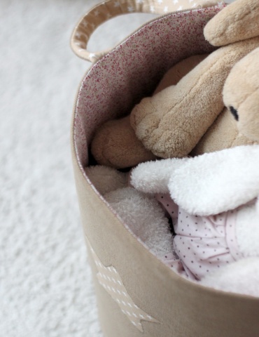 Panier à doudous réalisé dans un sergé de coton beige, vue de dessus