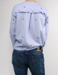 patron de couture Blouse Be Pretty réalisée dans un tissu rayé bleu et blanc avec cerises brodées, vue de dos portrait américain