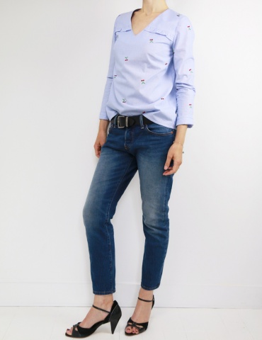 Blouse Be Pretty réalisée dans un tissu rayé bleu et blanc avec cerises brodées, vue en pied