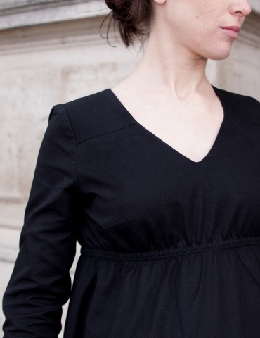Robe Be Pretty pour femme enceinte réalisée dans un élégant tissu noir, vue de face portrait américain