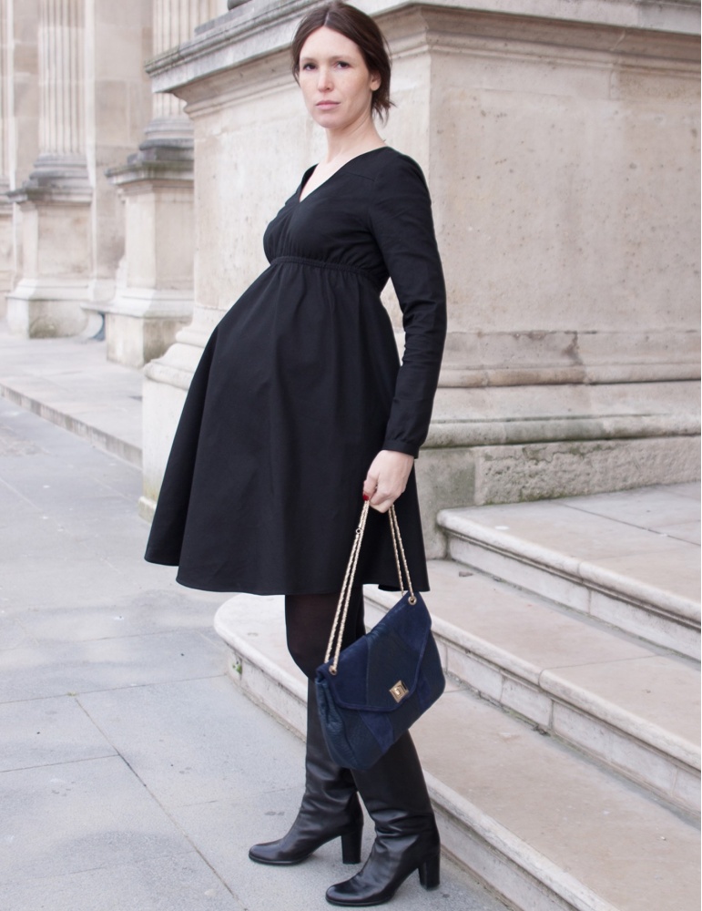 Robe Be Pretty pour femme enceinte réalisée dans un élégant tissu noir, vue de profil en pied