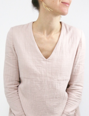 Blouse Zéphir réalisée dans une double gaze rose nude France Duval Stalla, vue de face très proche