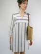 patron de couture Zéphir version robe réalisée dans lin blanc rayé gris, vue de face rapprochée