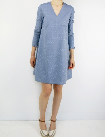 Robe Zéphir réalisée dans un chambray bleu jean, vue en pied