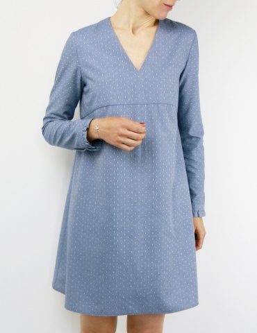 Robe Zéphir réalisée dans un chambray bleu jean, vue de face rapprochée