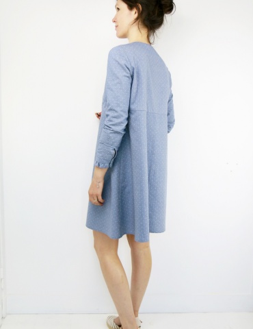 Robe Zéphir réalisée dans un chambray bleu jean, vue de 3/4