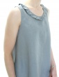 patron de couture Débardeur Alizé avec froufrou à l’encolure, réalisé dans un lin gris, vue de 3/4 rapprochée