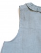 patron de couture Débardeur Alizé avec froufrou à l’encolure, réalisé dans un lin gris, détail emmanchure
