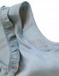 patron de couture Débardeur Alizé avec froufrou à l’encolure, réalisé dans un lin gris, détail emmanchure et encolure