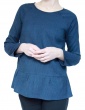patron de couture Blouse Stockholm réalisée dans un lainage fin bleu, version avec basque à plis creux au bas du top, vue de face