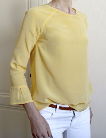 Blouse Stockholm réalisée dans une soie jaune, vue de 3/4