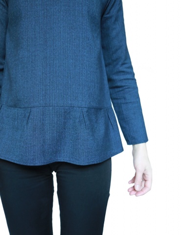 Blouse Stockholm réalisée dans un lainage fin bleu, focus sur la basque à plis creux au bas du top