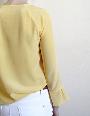 Blouse Stockholm réalisée dans une soie jaune, vue de dos