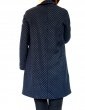 patron de couture Manteau France Duval Stalla réalisé dans un lainage bleu marine à pois dorés de la même marque, vue de dos