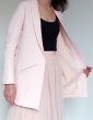 patron de couture Manteau France Duval Stalla raccourci réalisé dans un lainage rose nude avec une doublure Atelier Brunette, vue de 3/4