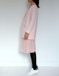 patron de couture Manteau France Duval Stalla raccourci réalisé dans un lainage rose nude avec une doublure Atelier Brunette, vue de profil