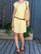 patron de couture Robe Tokyo réalisée dans le tissu abstract jaune de chez Atelier Brunette, vue de face en pied