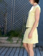 patron de couture Robe Tokyo réalisée dans le tissu abstract jaune de chez Atelier Brunette, vue de profil gauche