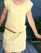 patron de couture Robe Tokyo réalisée dans le tissu abstract jaune de chez Atelier Brunette, vue de face rapprochée