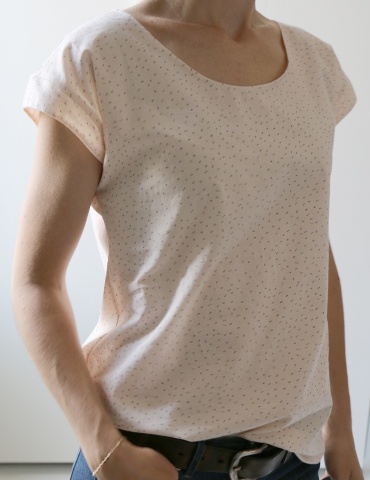 Blouse Tokyo réalisée dans un tissu rose nude de chez Atelier Brunette, vue de 3/4 portrait américain