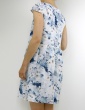 patron de couture Barcelona en version robe, réalisé dans un tissu fleuri dans les tons bleus, vue de 3/4 dos