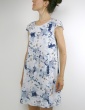 patron de couture Barcelona en version robe, réalisé dans un tissu fleuri dans les tons bleus, vue de 3/4